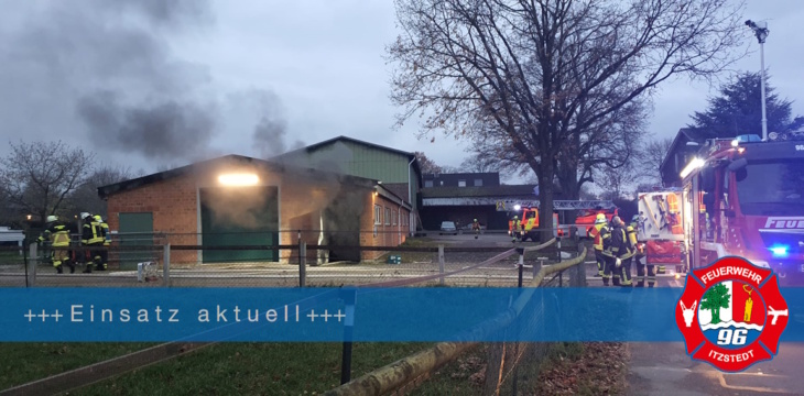 FEU G – Starke Rauchentwicklung aus einer Lagerhalle